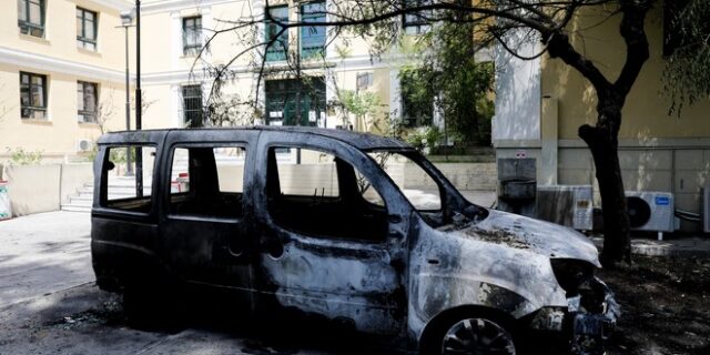 Εμπρησμός τεσσάρων αυτοκινήτων στο Κολωνάκι