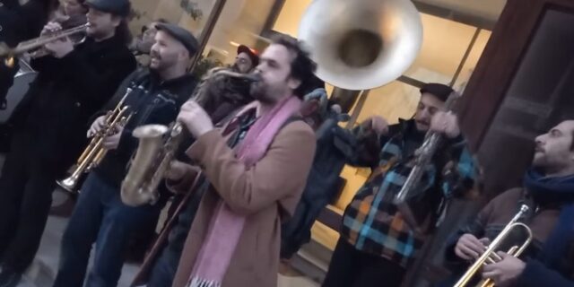 Συγκινητικό βίντεο: Καντάδα σε γυναίκα που μόλις βγήκε από το νοσοκομείο