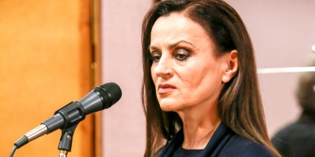 Καραμπέτη: “Βλέπω τη φθορά στον καθρέφτη, πρέπει να αποδεχτούμε τη μοίρα μας”