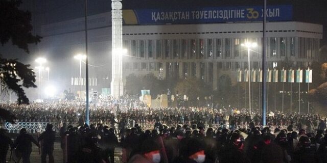 Καζακστάν: Οργισμένες διαδηλώσεις για την αύξηση των τιμών του αερίου – Παραιτήθηκε η κυβέρνηση
