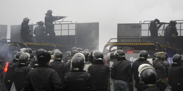 Καζακστάν: Διαδηλωτές κατέλαβαν το αεροδρόμιο του Αλμάτι – Σε κατάσταση έκτακτης ανάγκης η χώρα