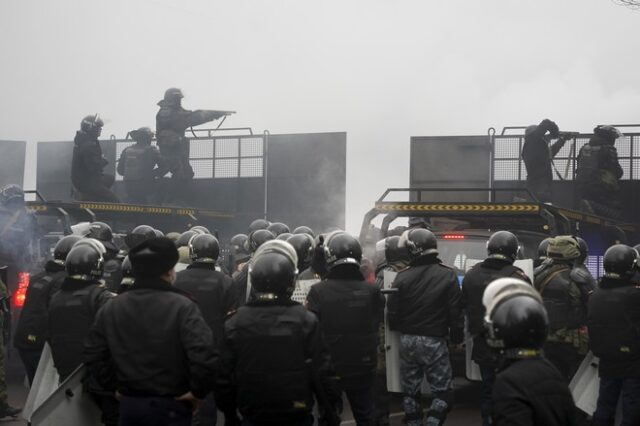 Καζακστάν: Διαδηλωτές κατέλαβαν το αεροδρόμιο του Αλμάτι – Σε κατάσταση έκτακτης ανάγκης η χώρα