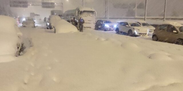 Μαρτυρία στο NEWS 24/7: “24ωρος εφιάλτης στα χιόνια – Από την Αττική Οδό στο πάτωμα του αεροδρομίου”