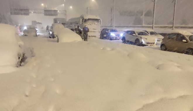 Μαρτυρία στο NEWS 24/7: “24ωρος εφιάλτης στα χιόνια – Από την Αττική Οδό στο πάτωμα του αεροδρομίου”