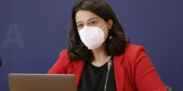 Άνοιγμα σχολείων: Οι γονείς φοβούνται αλλά η Κεραμέως τα βρίσκει όλα καλά