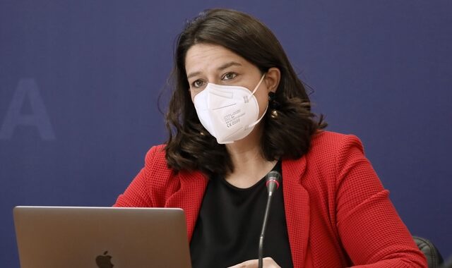 Άνοιγμα σχολείων: Οι γονείς φοβούνται αλλά η Κεραμέως τα βρίσκει όλα καλά
