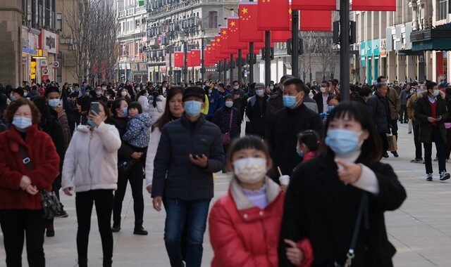 Ο πλανήτης ανοίγει, η Κίνα κλείνει: Επέκταση μέτρων εν μέσω ρεκόρ αύξησης κρουσμάτων