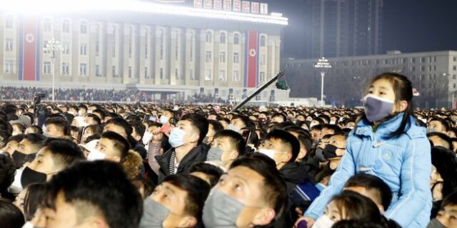 Βόρεια Κορέα: Ποια πανδημία; Χιλιάδες κόσμου στη φιέστα για την αλλαγή του χρόνου