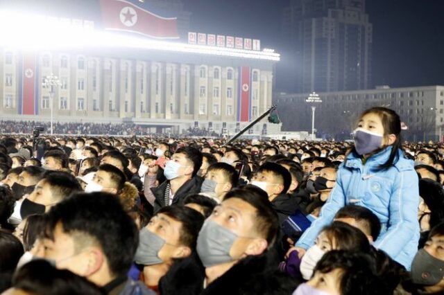 Βόρεια Κορέα: Ποια πανδημία; Χιλιάδες κόσμου στη φιέστα για την αλλαγή του χρόνου