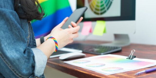 11528: Η μοναδική γραμμή για την υποστήριξη των ΛΟΑΤΚΙ+ ατόμων