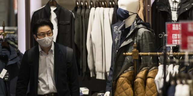 Η υφασμάτινη μάσκα δεν προστατεύει από τη μετάλλαξη “όμικρον”