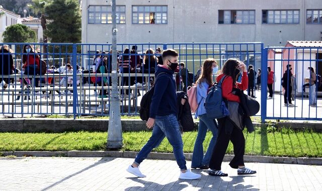 Άνοιγμα σχολείων τη Δευτέρα: Τα πρωτόκολλα, η πλατφόρμα και τα self test των μαθητών