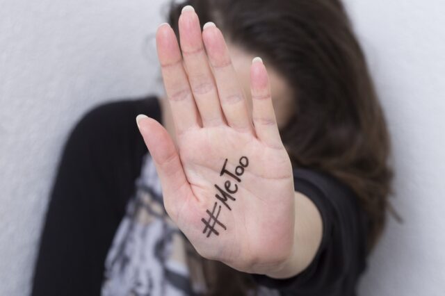 Έρευνα 20/20: Έξι στις 10 γυναίκες θύματα σεξουαλικής παρενόχλησης – Ανεπαρκής η Πολιτεία