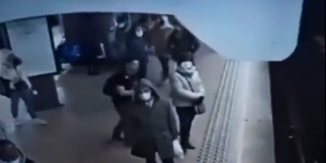 Βέλγιο: 23χρονος έσπρωξε γυναίκα στις ράγες του μετρό – Σοκαριστικό βίντεο