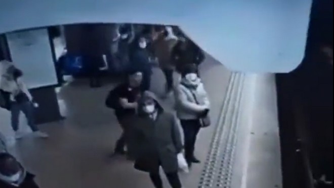 Βέλγιο: 23χρονος έσπρωξε γυναίκα στις ράγες του μετρό – Σοκαριστικό βίντεο