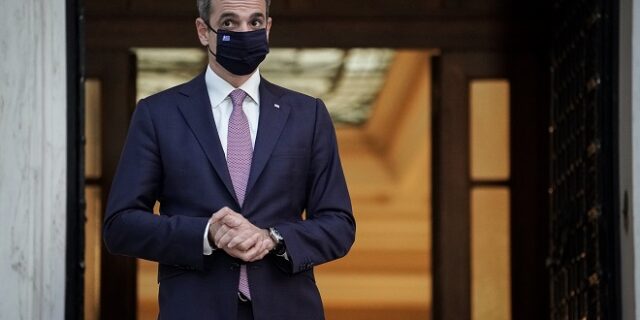 Ο Μητσοτάκης φτιάχνει το κοινωνικό του προφίλ και “πετάει το γάντι” στον Ανδρουλάκη