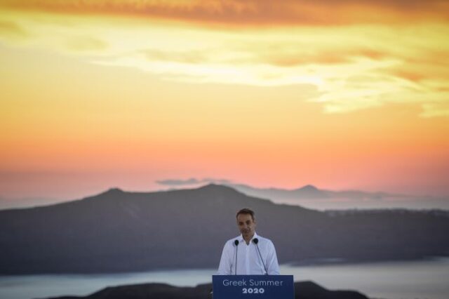 Μια κυβέρνηση κι ένας πρωθυπουργός που έχουν πάντα καλοκαίρι