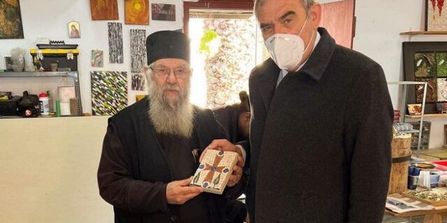 Ζάκυνθος: Βουλευτής της ΝΔ φωτογραφίζεται με “άμασκους” μοναχούς