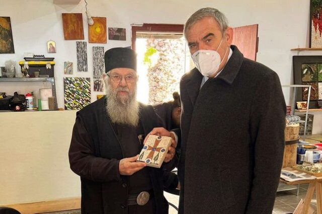 Ζάκυνθος: Βουλευτής της ΝΔ φωτογραφίζεται με “άμασκους” μοναχούς