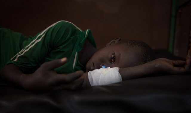Στη Κεντροαφρικανική Δημοκρατία παιδιά βλέπουν τους γονείς τους να εκτελούνται μέσα στο σπίτι τους