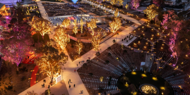 Παραμένει η λαμπερή ατμόσφαιρα στο Experience Park του Ελληνικού