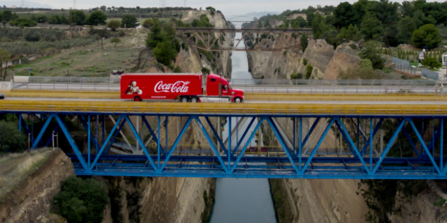 Το εμβληματικό φορτηγό της Coca-Cola ολοκλήρωσε το ταξίδι του και σκόρπισε την αληθινή μαγεία των Χριστουγέννων σε όλη την Ελλάδα!