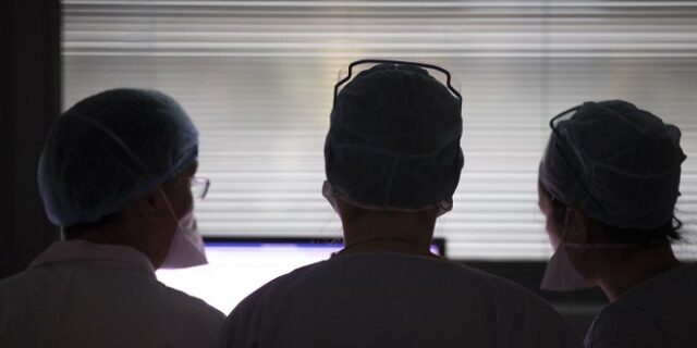 Βρετανία: Εξαντλημένοι από την πανδημία οι υγειονομικοί – Σωρεία παραιτήσεων από το NHS