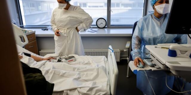 Βρετανία: Πιθανό να ανακληθεί το μέτρο του υποχρεωτικού εμβολιασμού των υγειονομικών