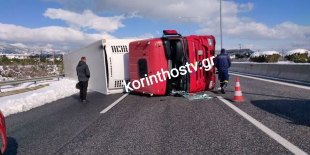 Κόρινθος: Νταλίκα ανετράπη λόγω ολισθηρότητας στην Αθηνών-Κορίνθου