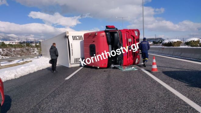 Κόρινθος: Νταλίκα ανετράπη λόγω ολισθηρότητας στην Αθηνών-Κορίνθου