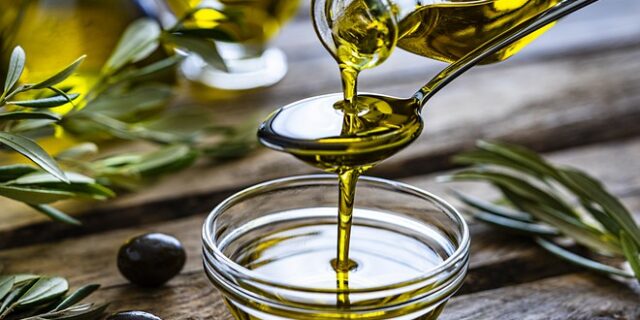 Τέσσερις κουταλιές ελαιόλαδο την ημέρα, τον γιατρό τον κάνουν πέρα