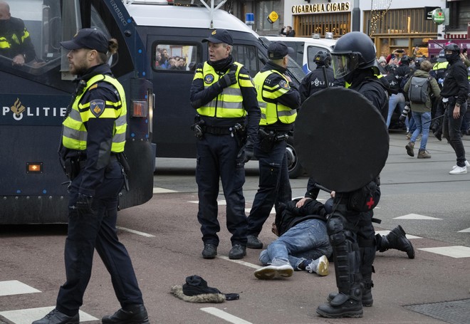 Ολλανδία: Συλλήψεις και τραυματισμοί σε διαδήλωση κατά του lockdown