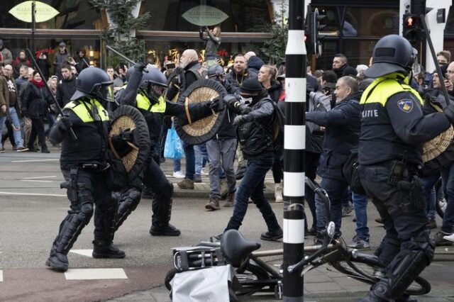 Ολλανδία: Συγκρούσεις της αστυνομίας με διαδηλωτές στο Αμστερνταμ