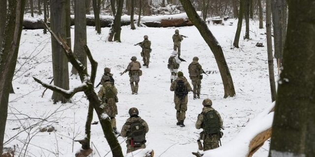 Ουκρανία: Πέντε χώρες απομακρύνουν μέλη οικογενειών των διπλωματών τους από το Κίεβο