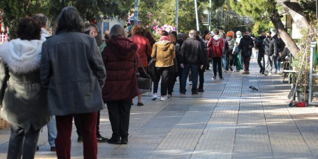 Κορονοϊός: Δήμοι ρίχνουν την τιμή των PCR στα 25 ευρώ και εκθέτουν τον Άδωνι