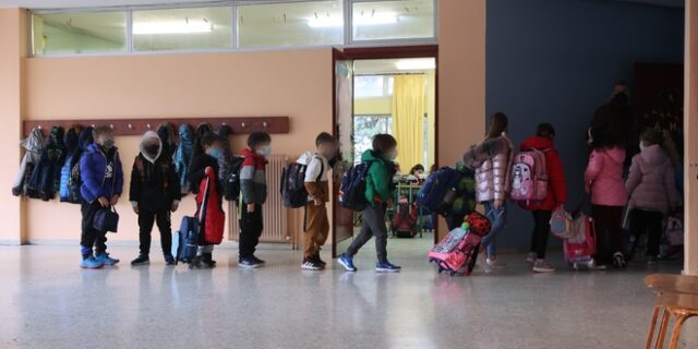 Κορονοϊός: Επιδείνωση σκληρών δεικτών με 1 στα 4 κρούσματα να είναι παιδιά
