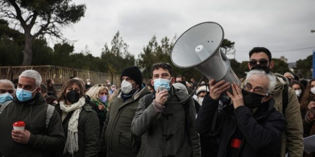 Παίδων Πεντέλης: Παρουσία ΜΑΤ η διαμαρτυρία των υγειονομικών