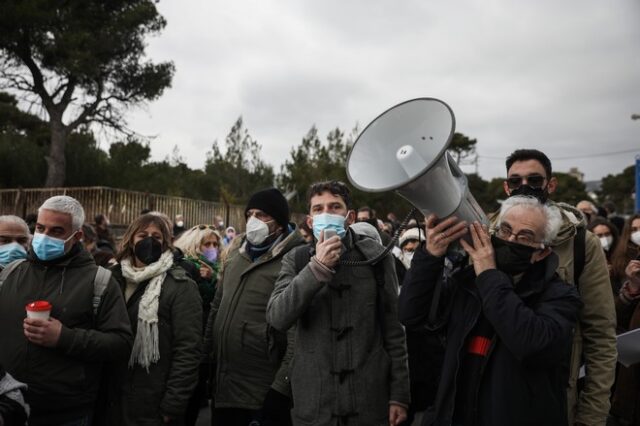 Παίδων Πεντέλης: Παρουσία ΜΑΤ η διαμαρτυρία των υγειονομικών