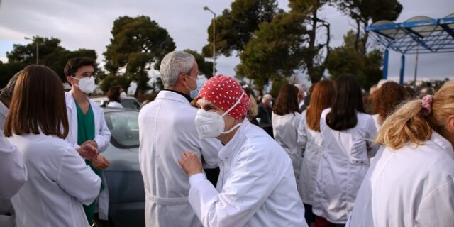 Εργαζόμενοι Παίδων Πεντέλης: “Η κυβέρνηση θέλει να δείξει ότι φτιάχνει mega εμβολιαστικό”