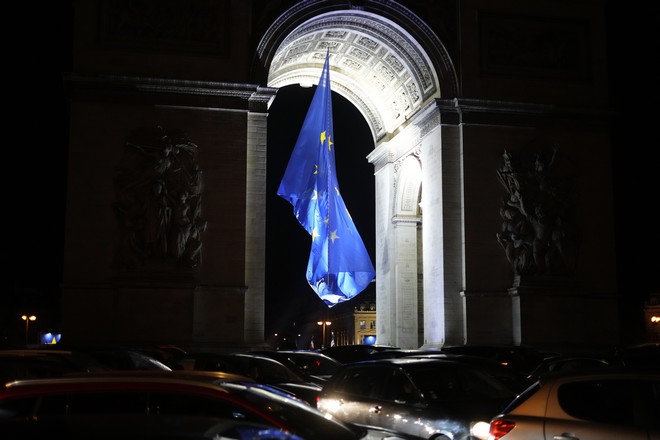 Γαλλία: Κατέβηκε σημαία της ΕΕ μετά από αντιδράσεις της ακροδεξιάς