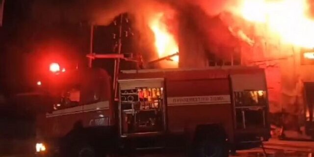 Πάτρα: Μεγάλη φωτιά σε εργοστάσιο με φέρετρα