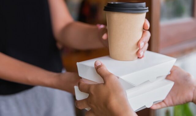 Πού πάει η εισφορά 10 λεπτών για το πλαστικό ποτήρι του καφέ – Τι άλλο πρέπει να γίνει