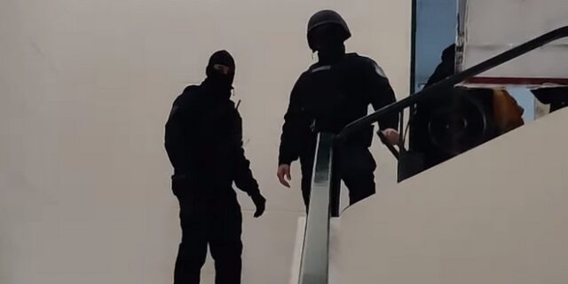 Εισβολή της αστυνομίας στην ΑΣΟΕΕ