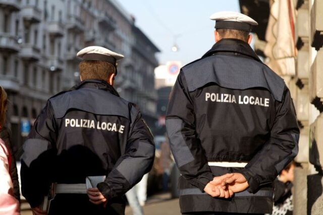 Ιταλία: Η αστυνομία διαμαρτυρήθηκε γιατί παρέλαβε ροζ προστατευτικές μάσκες