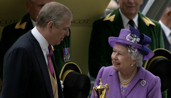 Πρίγκιπας Άντριου: Η βασίλισσα Ελισάβετ τού αφαίρεσε τους τίτλους – Κατηγορείται για σεξουαλική κακοποίηση