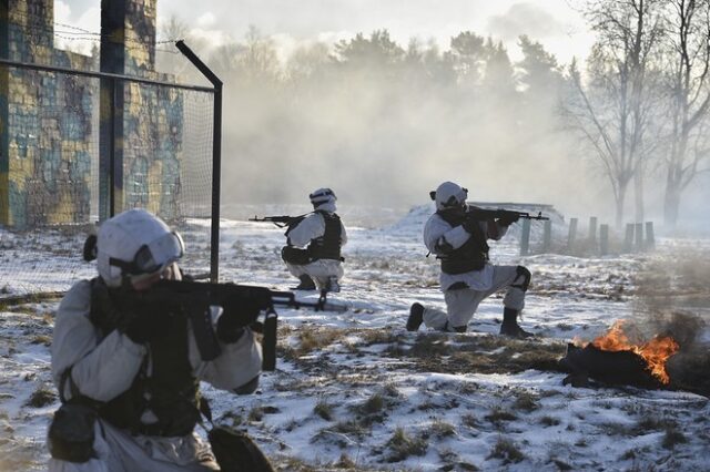 Reuters: Οι ρωσικές δυνάμεις συγκεντρώνουν φιάλες αίματος στα σύνορα με την Ουκρανία