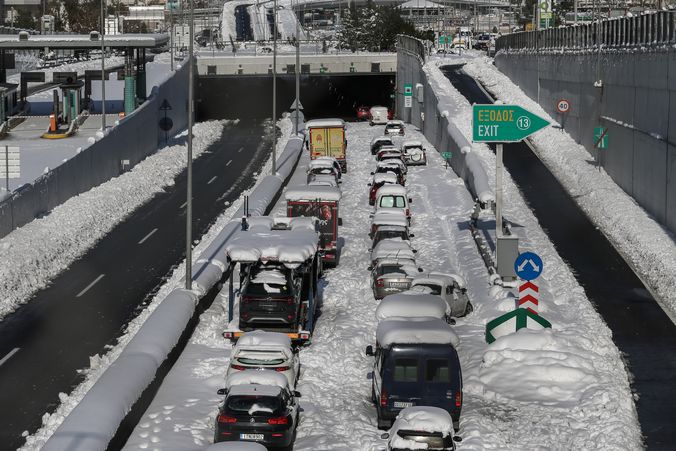 Ο ιδιώτης παραιτήθηκε, οι υπουργοί στις θέσεις τους, ο άστεγος πέθανε…