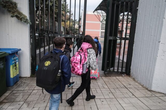 Άνοιγμα σχολείων: Εντοπίστηκαν περισσότερα από 15.000 κρούσματα σε μαθητές και καθηγητές