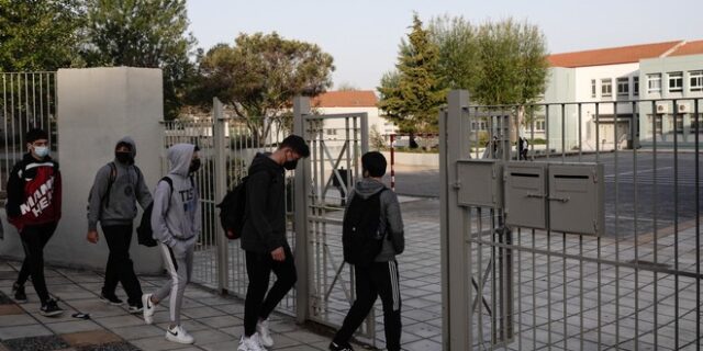 Σχολεία: Η κυβέρνηση θέλει να ανοίξουν – Τα στοιχεία που θα κρίνουν την τελική απόφαση