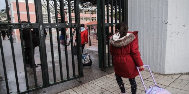 Άνοιγμα σχολείων: Επιστροφή στα θρανία με απουσίες και τεστ – “Είμαστε ανασφαλείς” λένε οι γονείς